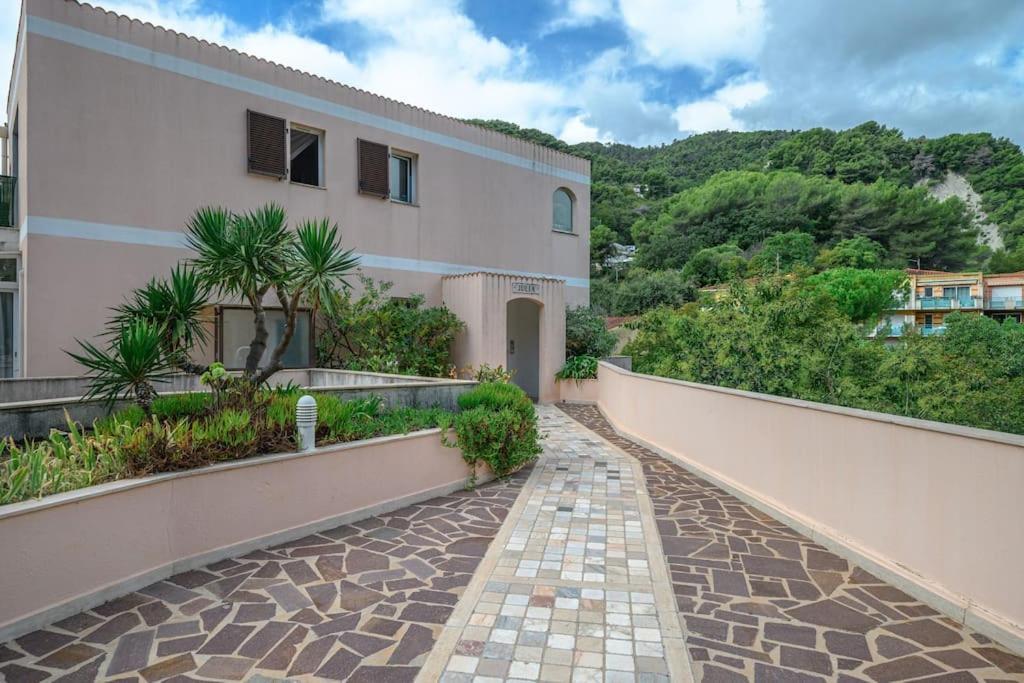 La Villa Julia - Calme - Spacieux - Parking Prive - Climatisation 芒通 外观 照片