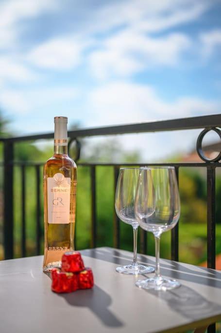 La Villa Julia - Calme - Spacieux - Parking Prive - Climatisation 芒通 外观 照片