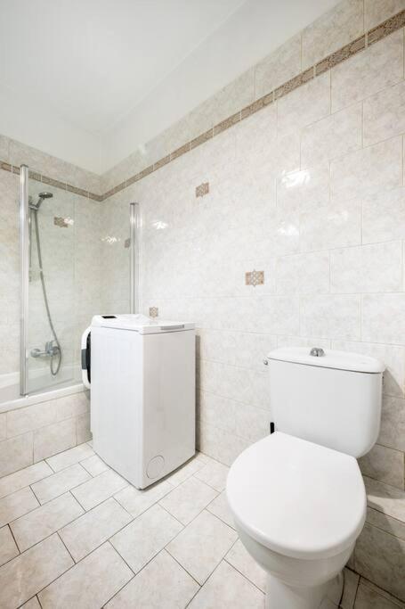 La Villa Julia - Calme - Spacieux - Parking Prive - Climatisation 芒通 外观 照片